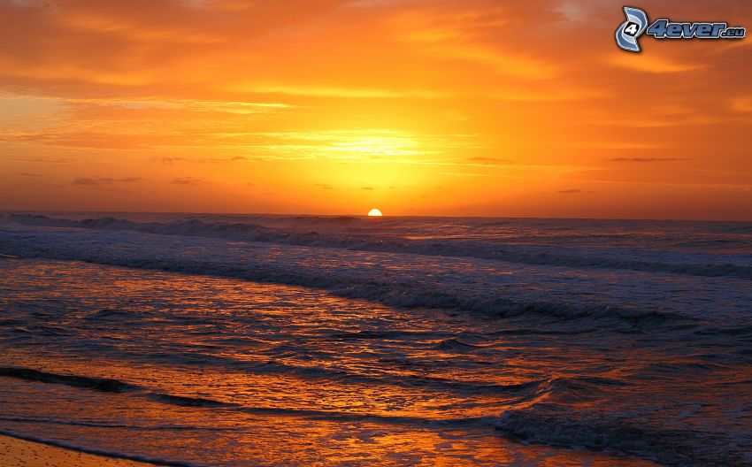 puesta de sol en el mar, playa de arena