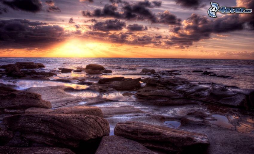 puesta de sol en el mar, rocas en el mar, nubes