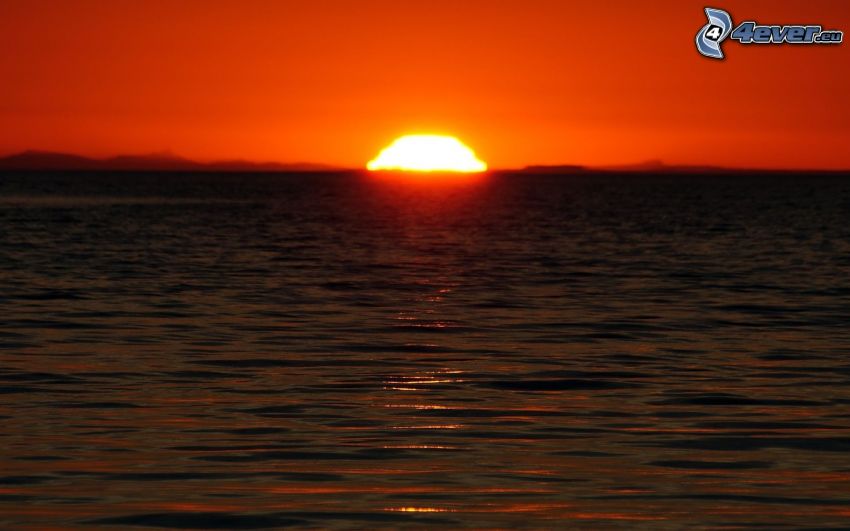 puesta de sol en el mar