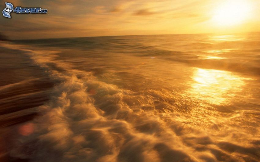 puesta de sol naranja sobre el mar, ondas