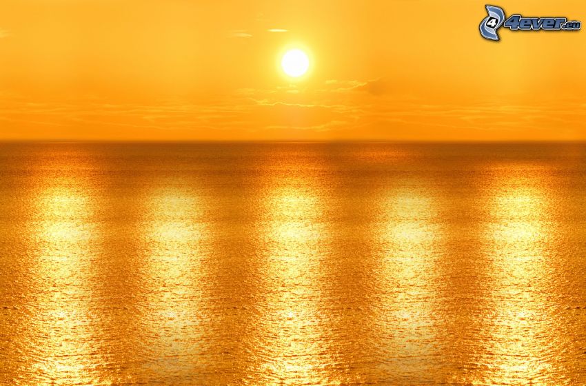 puesta de sol naranja sobre el mar