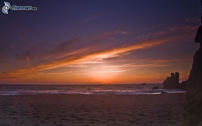 puesta de sol sobre el mar, playa de arena