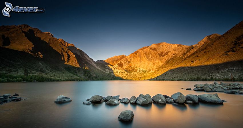montaña rocosa, lago, piedras