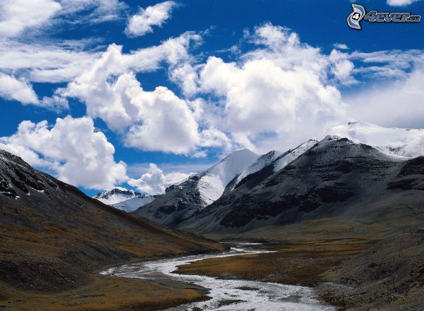 arroyo de montaña, colinas cubiertas de nieve, nubes