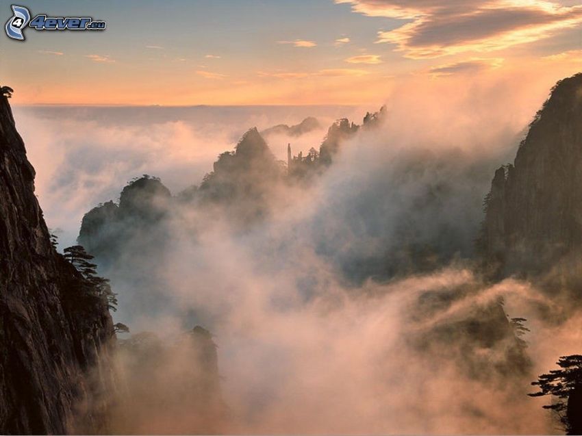 Campo chino, colina, niebla