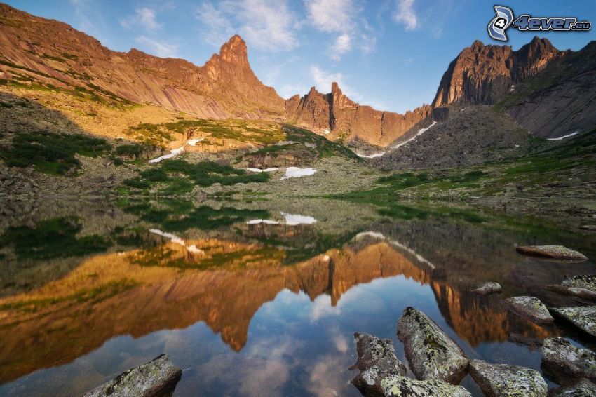 lago de montaña, montaña rocosa, reflejo