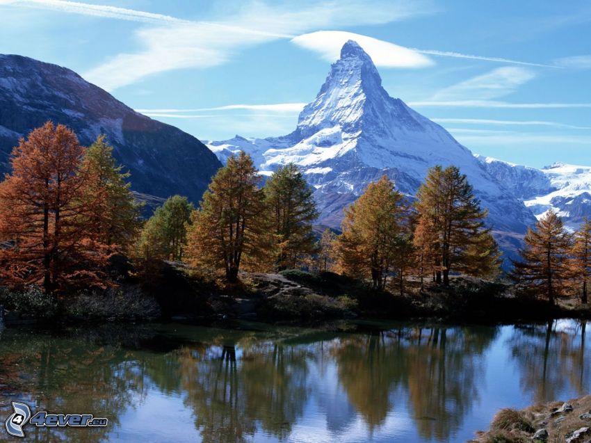 Matterhorn, Suiza, árboles de otoño por el río, montañas