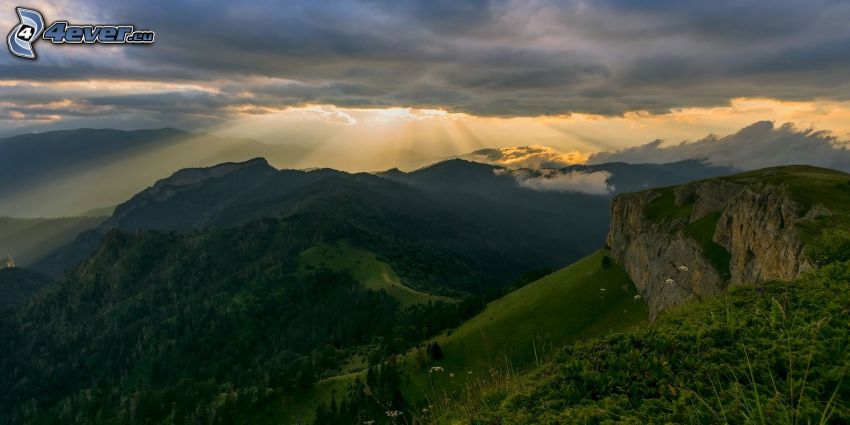 montaña rocosa, verde, vista del paisaje, rayos del sol detrás de las nubes