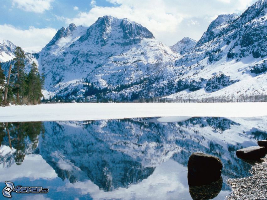 Sierra Nevada, montañas nevadas, lago de montaña, reflejo