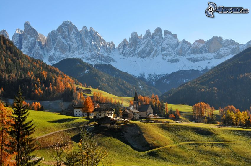 Val di Funes, aldea, valle, montaña rocosa, Italia