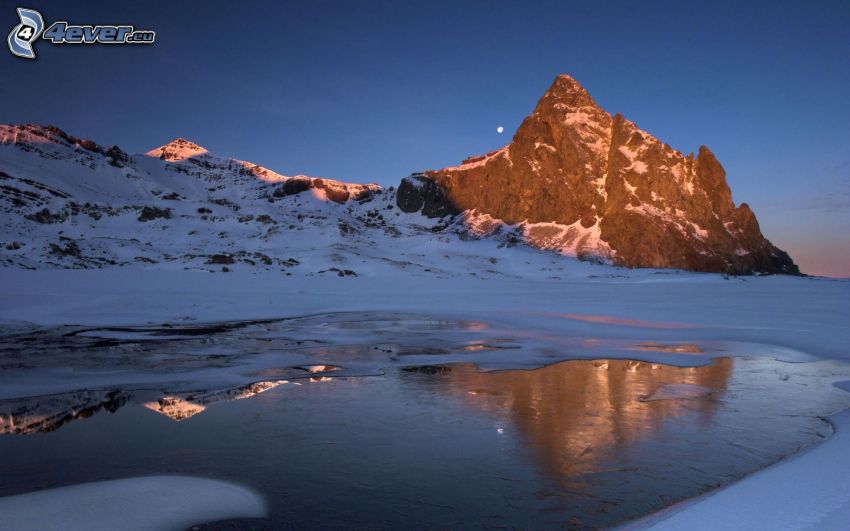 Monte rocoso, lago congelado