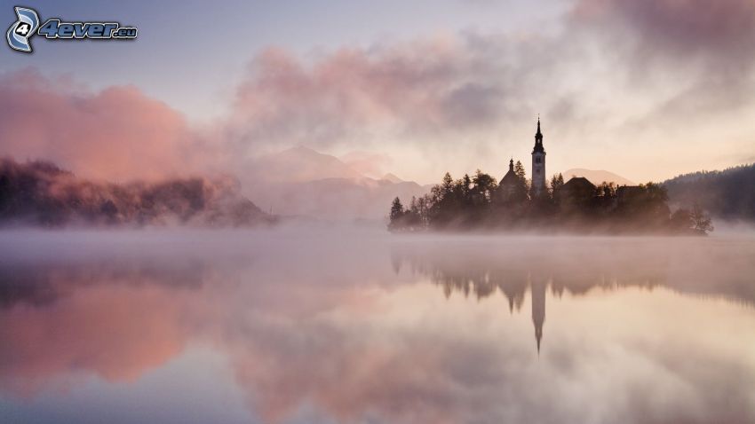 lago, niebla baja, torre de la iglesia
