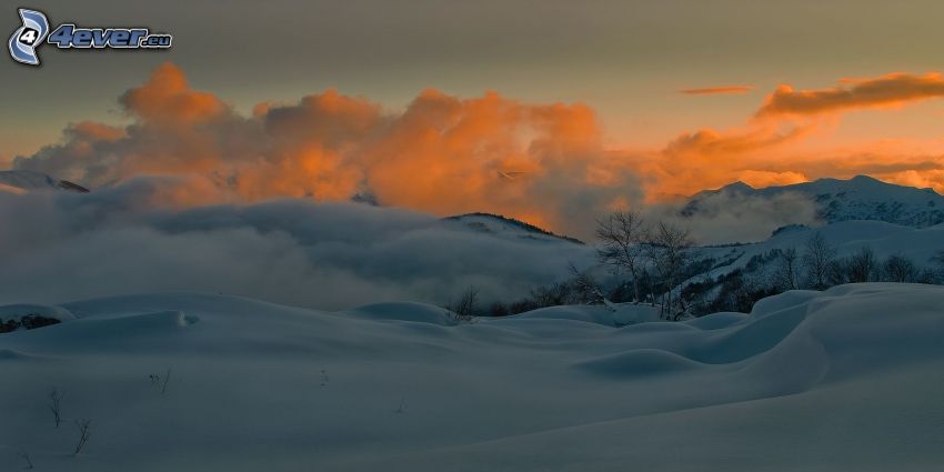 paisaje nevado, puesta de sol anaranjada