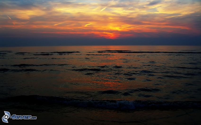 puesta de sol sobre el océano
