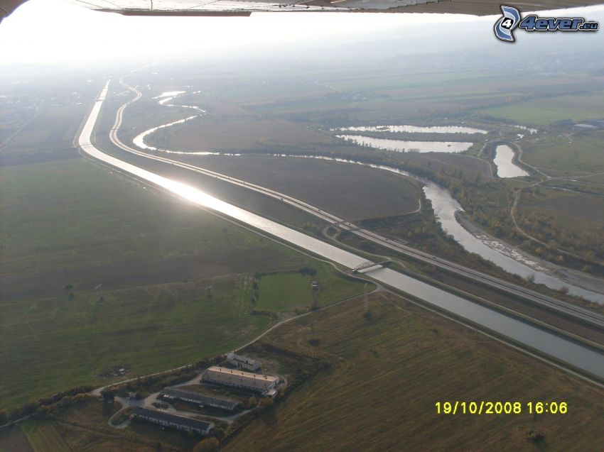 Río Váh, Považie, Eslovaquia, canal fluvial, carretera, camino, vista aérea