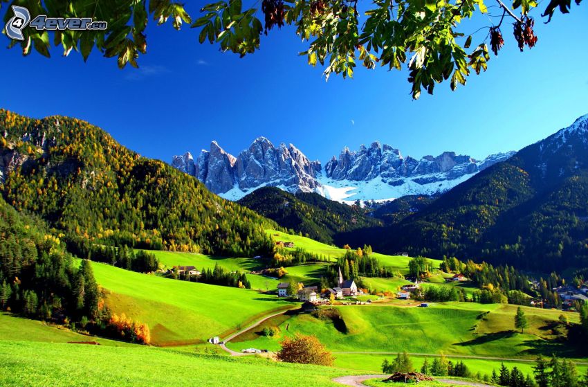 Val di Funes, Italia, aldea, montañas nevadas, bosques y praderas