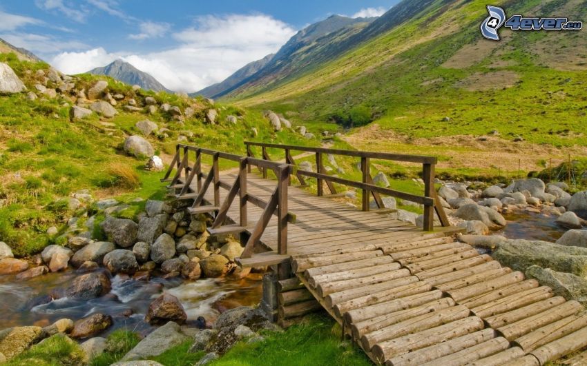 puente de madera, montañas, valle, corriente