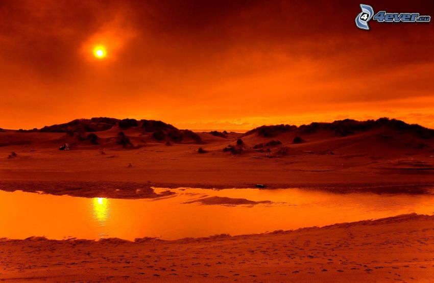 puesta de sol anaranjada, agua, arena