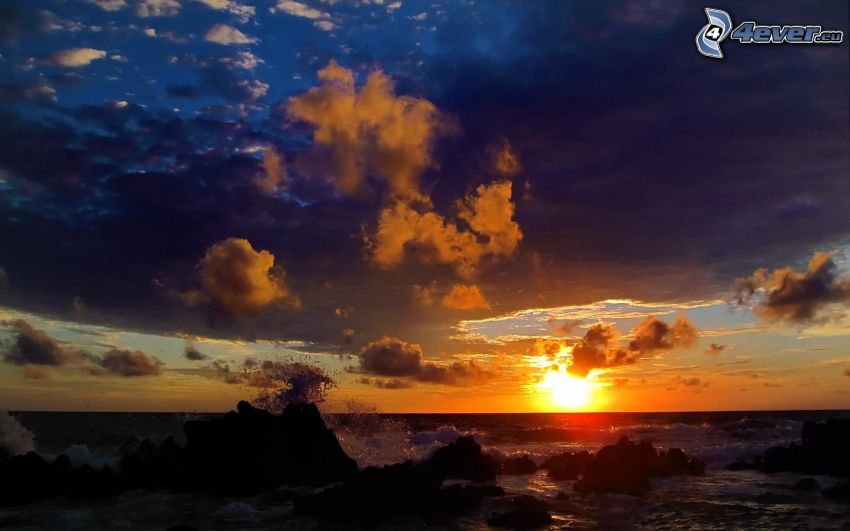 puesta de sol en el mar, playa rocosa