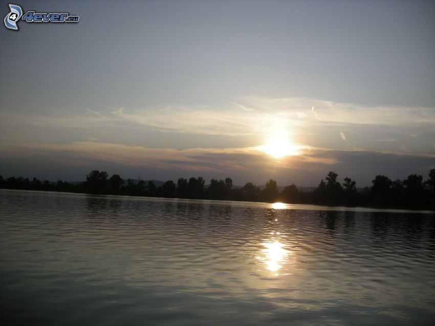 puesta de sol sobre el lago
