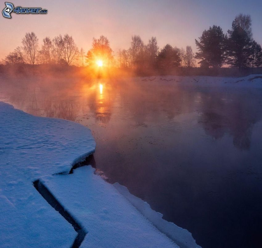 puesta de sol sobre un lago, témpano de hielo