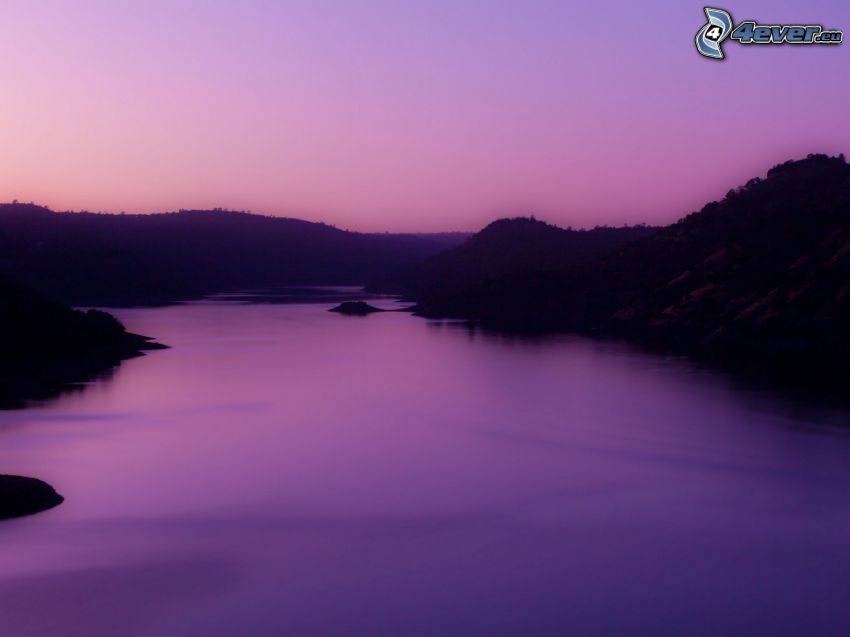 río, atardecer, cielo púrpura