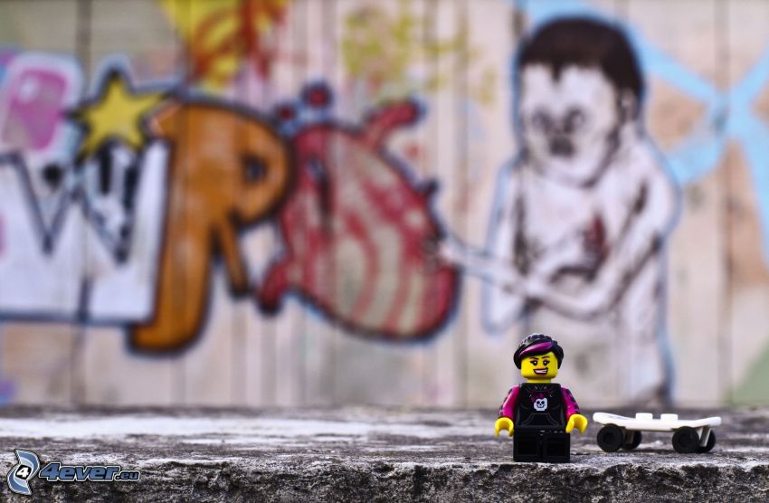 figurita, skateboard, Lego, grafiti