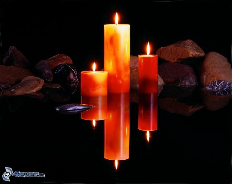 velas, piedras, reflejo