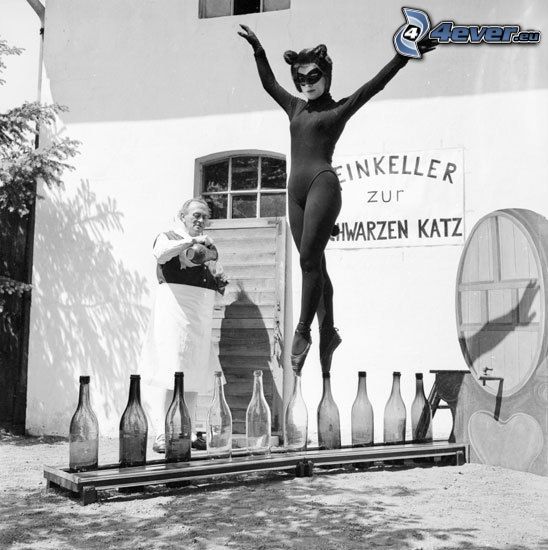 acrobacia, mujer, botellas, traje, gato negro