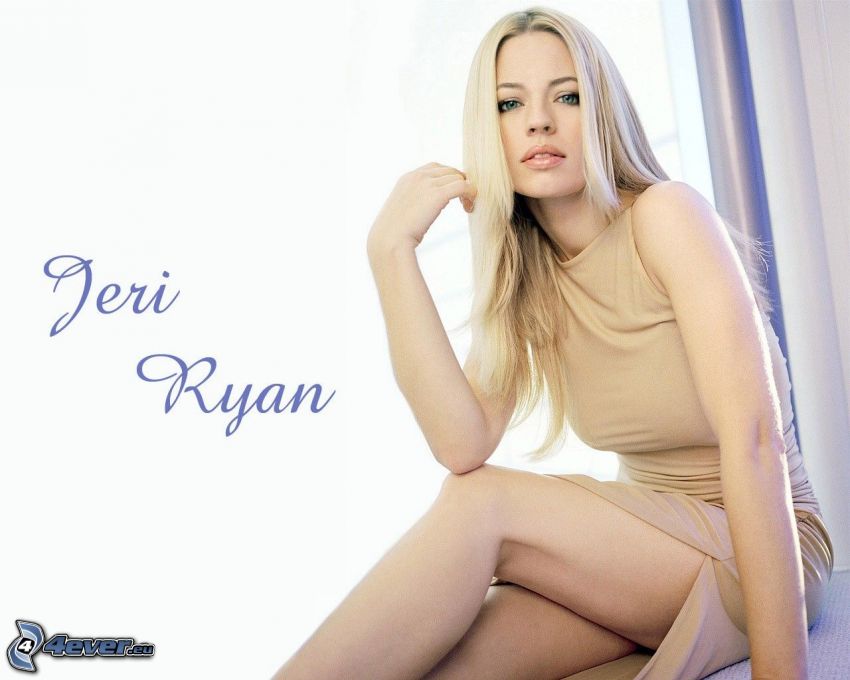 Jeri Ryan, rubia, vestido beige