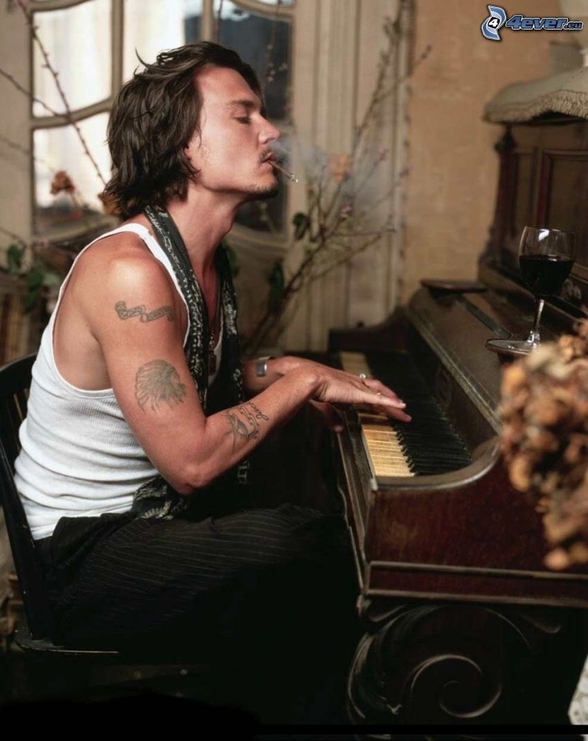 Johnny Depp, tocar el piano