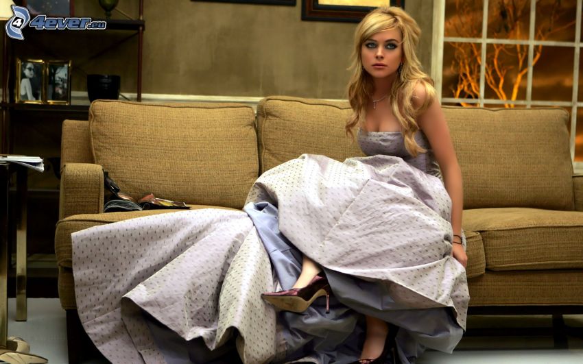 Lindsay Lohan, vestido, sofá