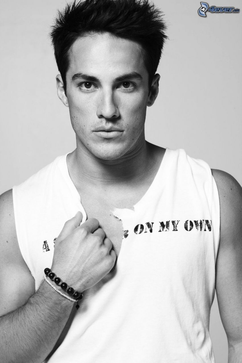 Michael Trevino, Foto en blanco y negro, camiseta