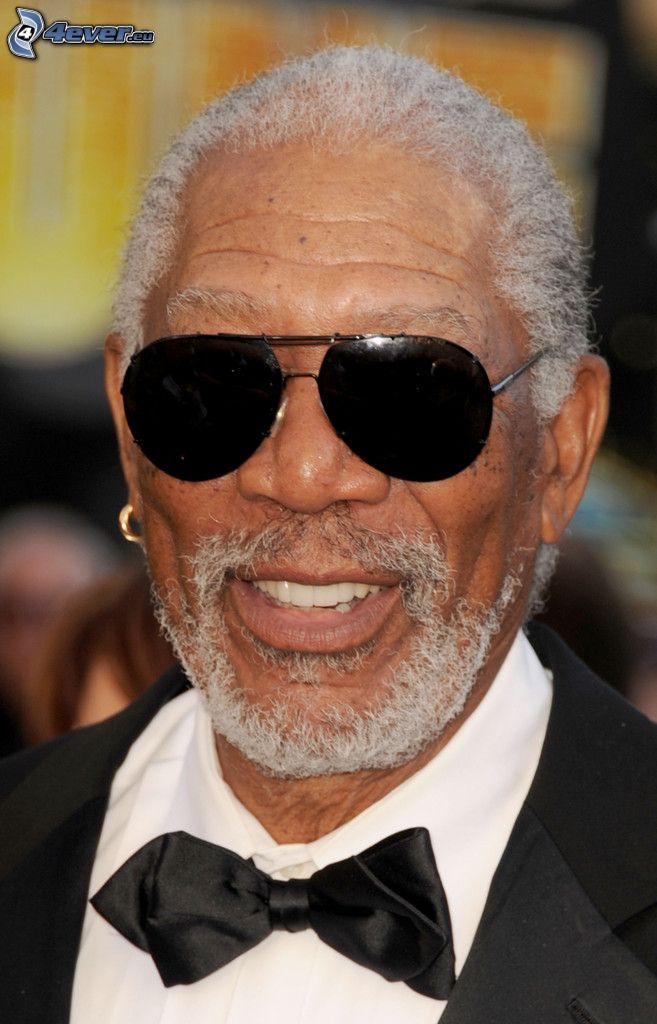 Morgan Freeman, el hombre con las gafas, corbata de lazo