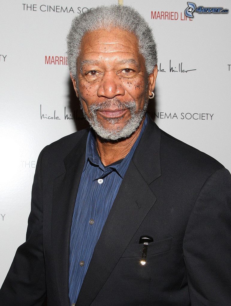 Morgan Freeman, hombre en traje