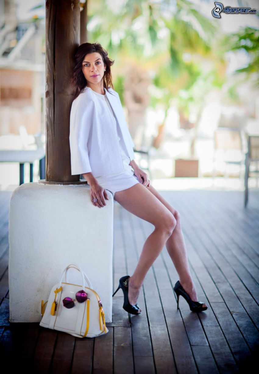 Natalia Tena, vestido blanco, zapatos con tacón, bolso