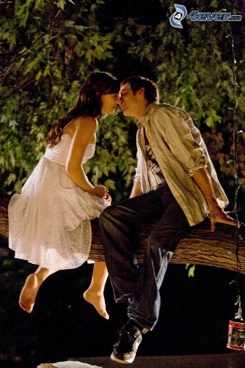 pareja al lado de un árbol, beso suave, amor, Step Up 2
