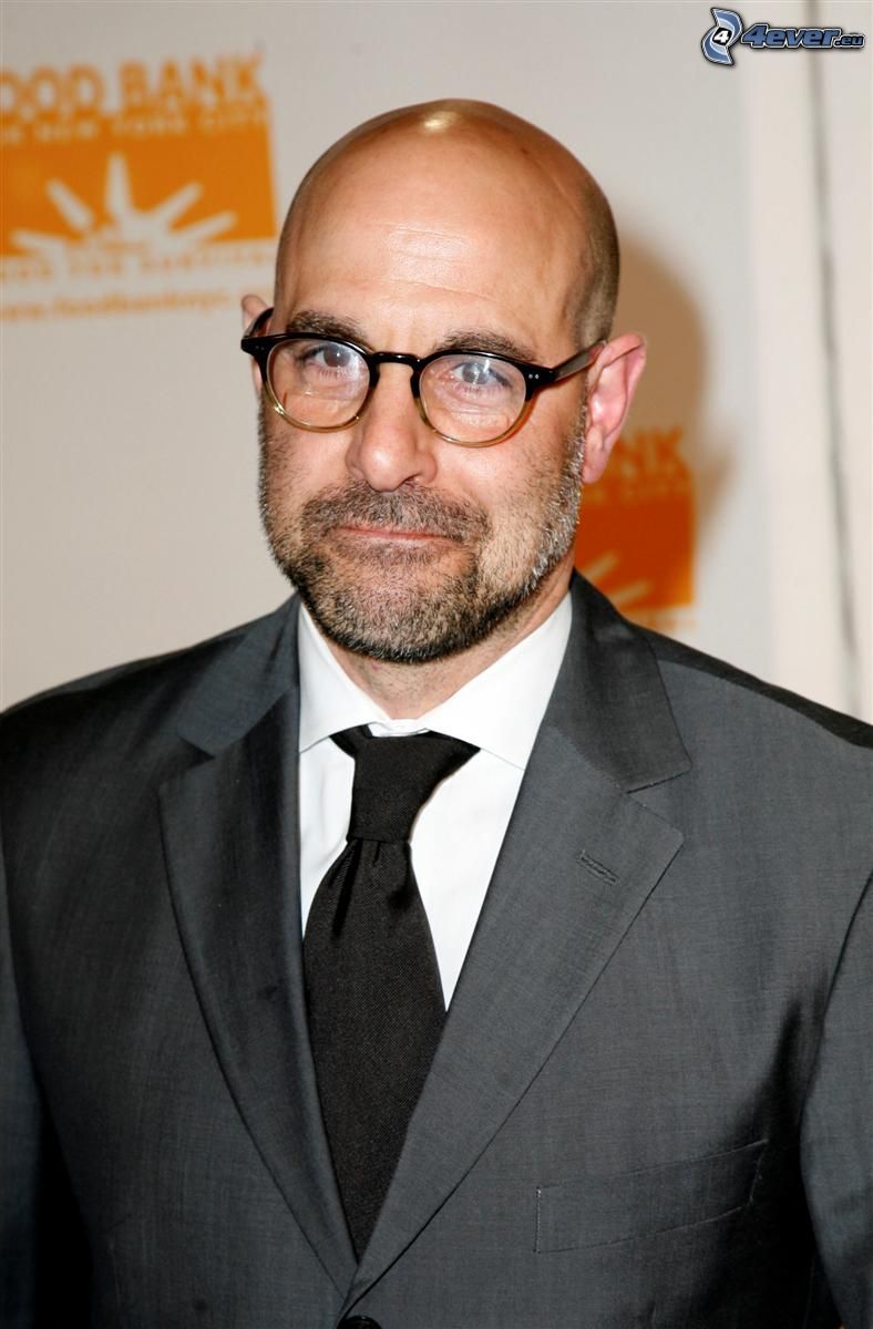 Stanley Tucci, el hombre con las gafas, hombre en traje