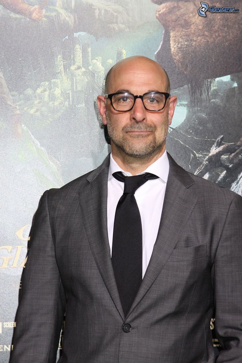 Stanley Tucci, hombre en traje, el hombre con las gafas