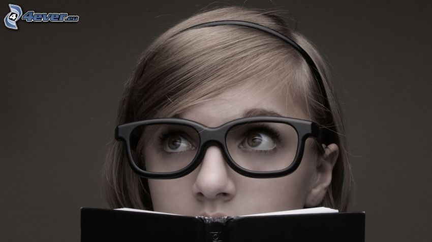 chica con libro, gafas
