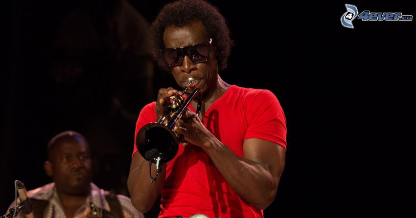 Miles Davis, que toca la trompeta