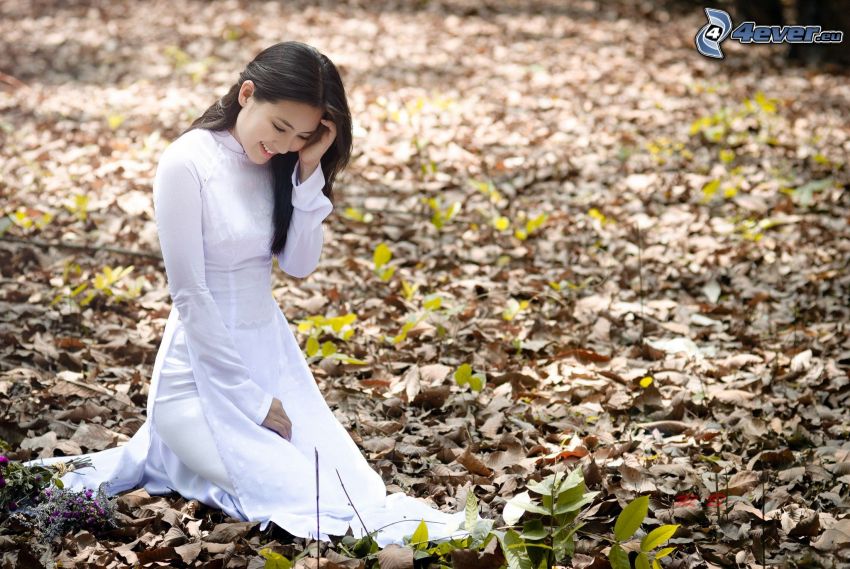asiática, vestido blanco, hojas caídas
