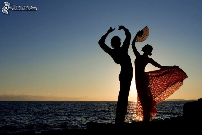 Bailarines, puesta de sol sobre el mar, siluetas de personas