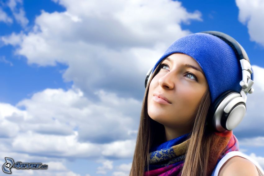 chica con auriculares, nubes