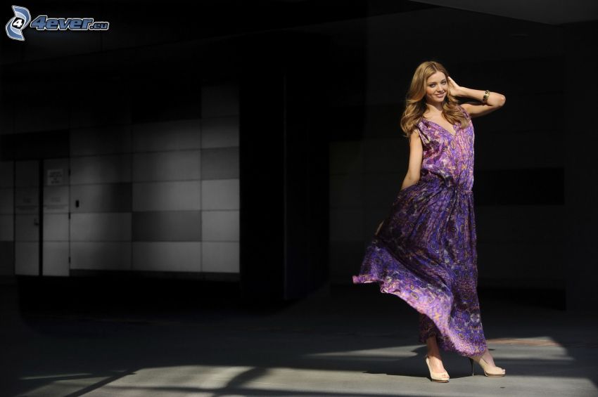 Miranda Kerr, modelo, vestido púrpura