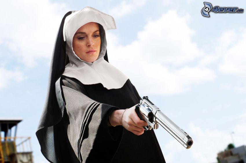 monja, mujer con arma