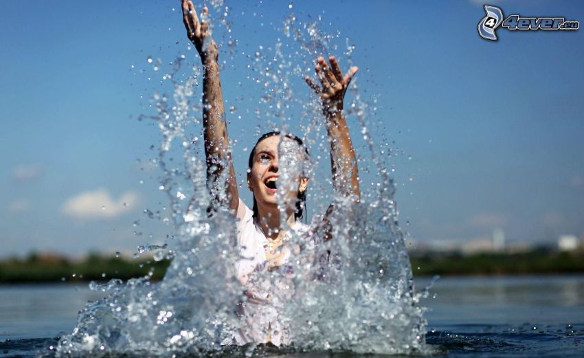 mujer en agua, splash