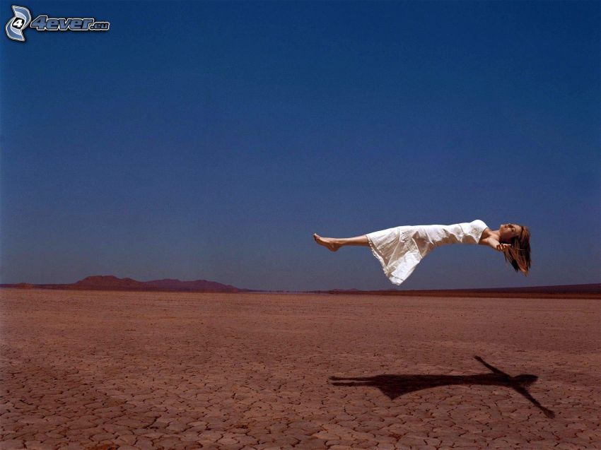 mujer levitando, desierto
