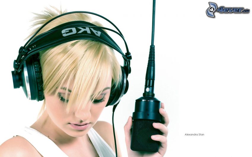 Alexandra Stan, auriculares, micrófono