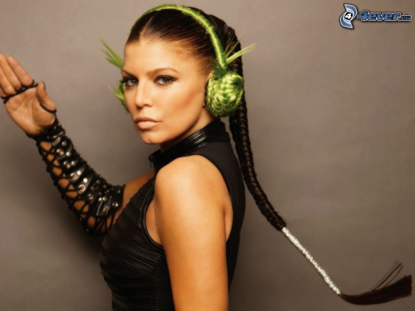 Fergie, chica con auriculares